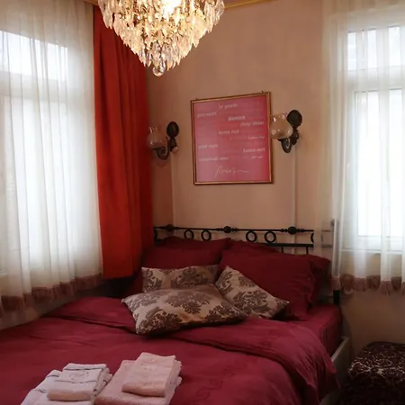 Nensie's Boutique 2*