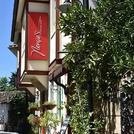 Nensie's Boutique 2*